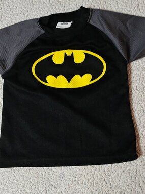 Batman Boys Size 24 Months T Shirt Black with Gray Sleeves